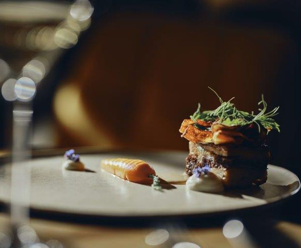 Gurmanska jed iz lokalnih sestavin, elegantno postrežena v restavraciji Zelenega krasa.