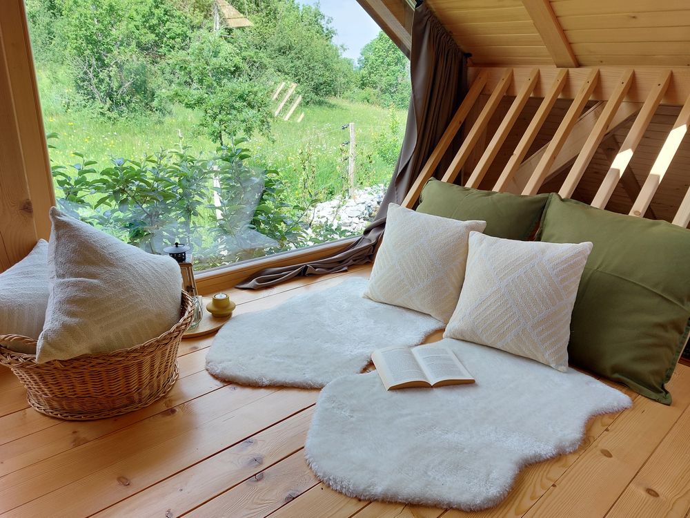Lesena glamping nastanitev v Zelenem krasu z udobnim kotičkom za sprostitev in razgledom na neokrnjeno naravo.