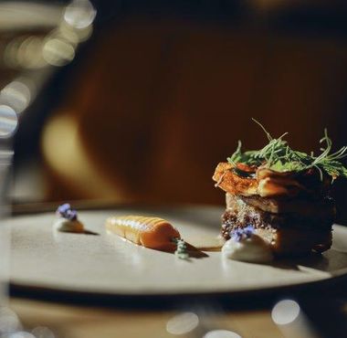 Gurmanska jed iz lokalnih sestavin, elegantno postrežena v restavraciji Zelenega krasa.