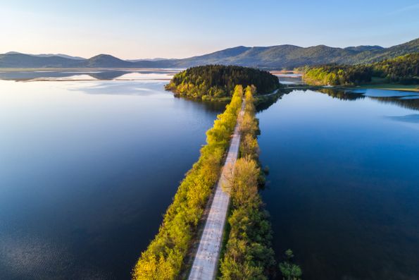 Cerkniško jezero, največje presihajoče jezero v Evropi, z razprostrtimi travniki in vodno površino na kraškem polju.