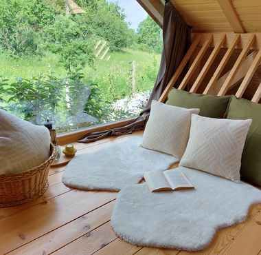 Lesena glamping nastanitev v Zelenem krasu z udobnim kotičkom za sprostitev in razgledom na neokrnjeno naravo.