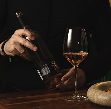 Strežba lokalnega rosé vina ob vrhunski kulinarični jedi v Zelenem krasu.