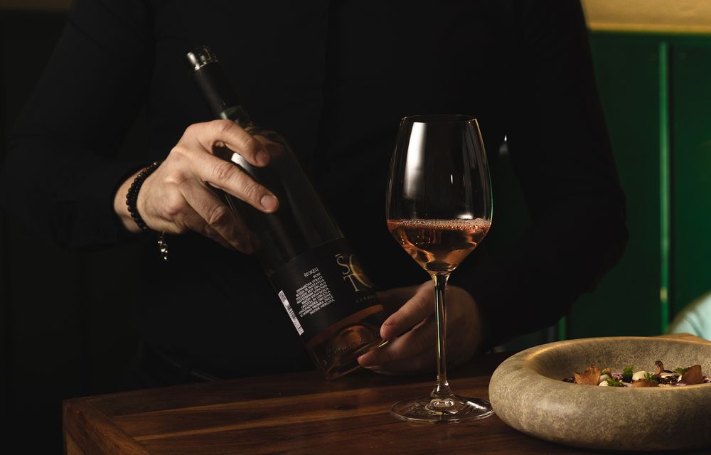 Strežba lokalnega rosé vina ob vrhunski kulinarični jedi v Zelenem krasu.